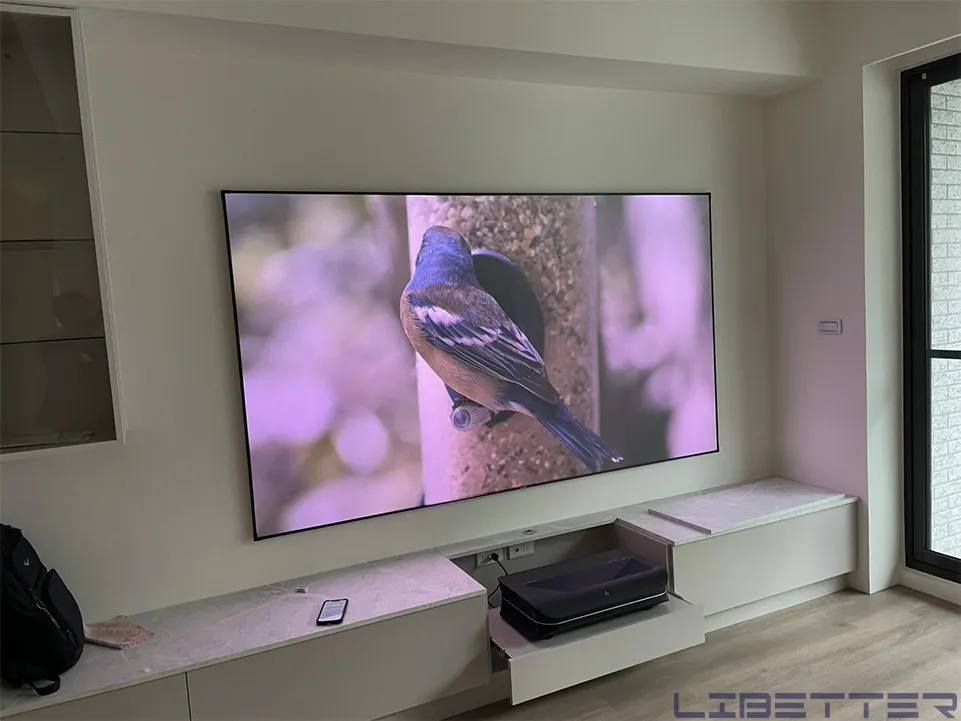 家用案例：AWOL LTV-3000 Pro雷射超短焦 & libetter 100吋 HBSI 1.0 黑柵抗光框幕  非常適合家庭影院的需求！