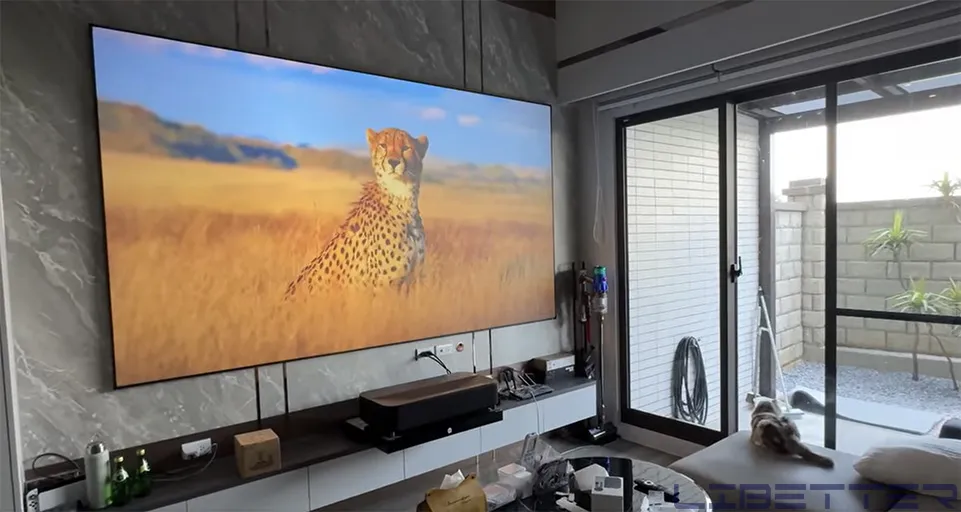 家用案例：EPSON EH-LS800B 搭配 120吋 HBSI 黑柵抗光幕  業主覺得在家就是劇院的感覺~