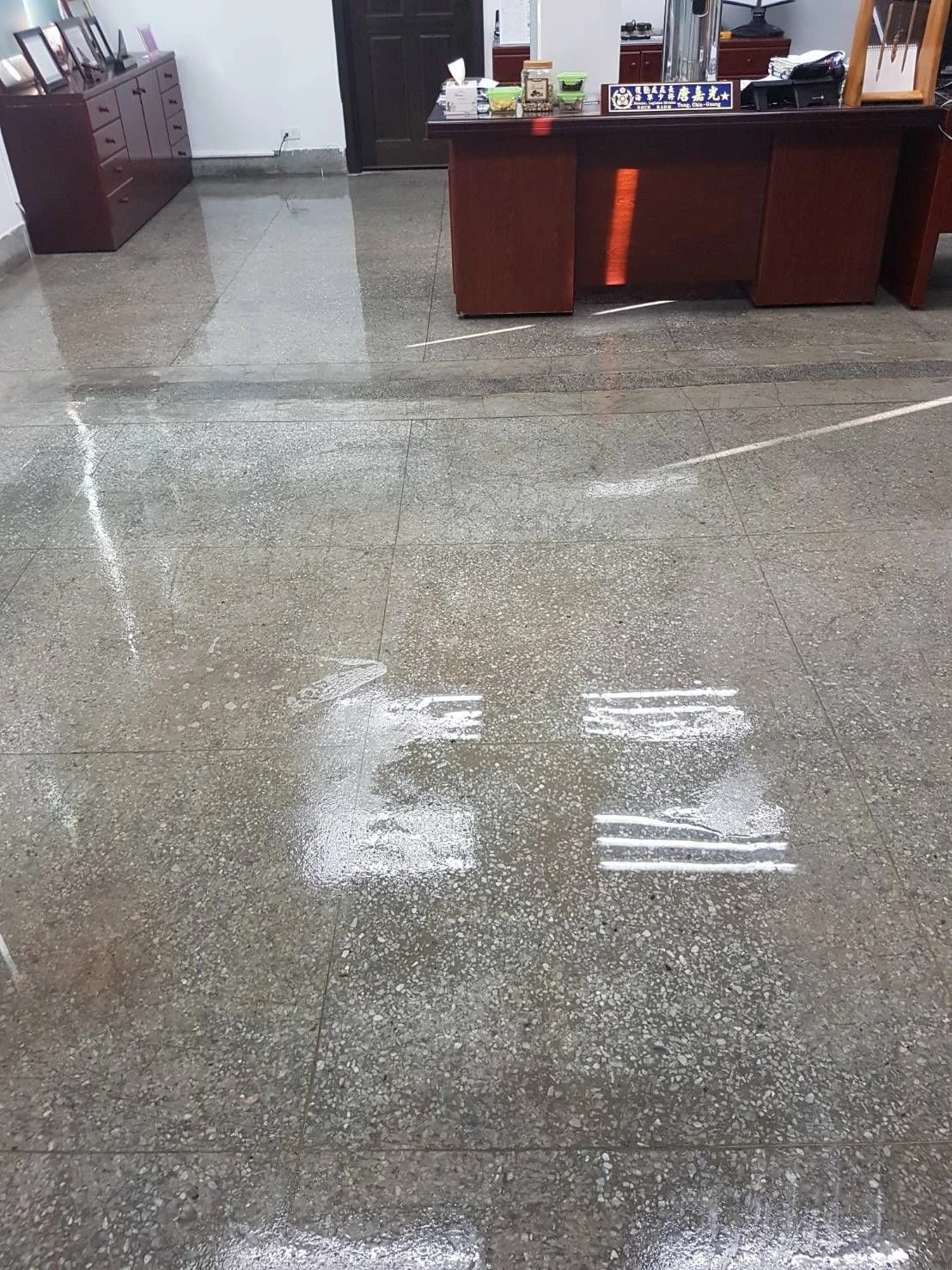 磨石子地板打臘