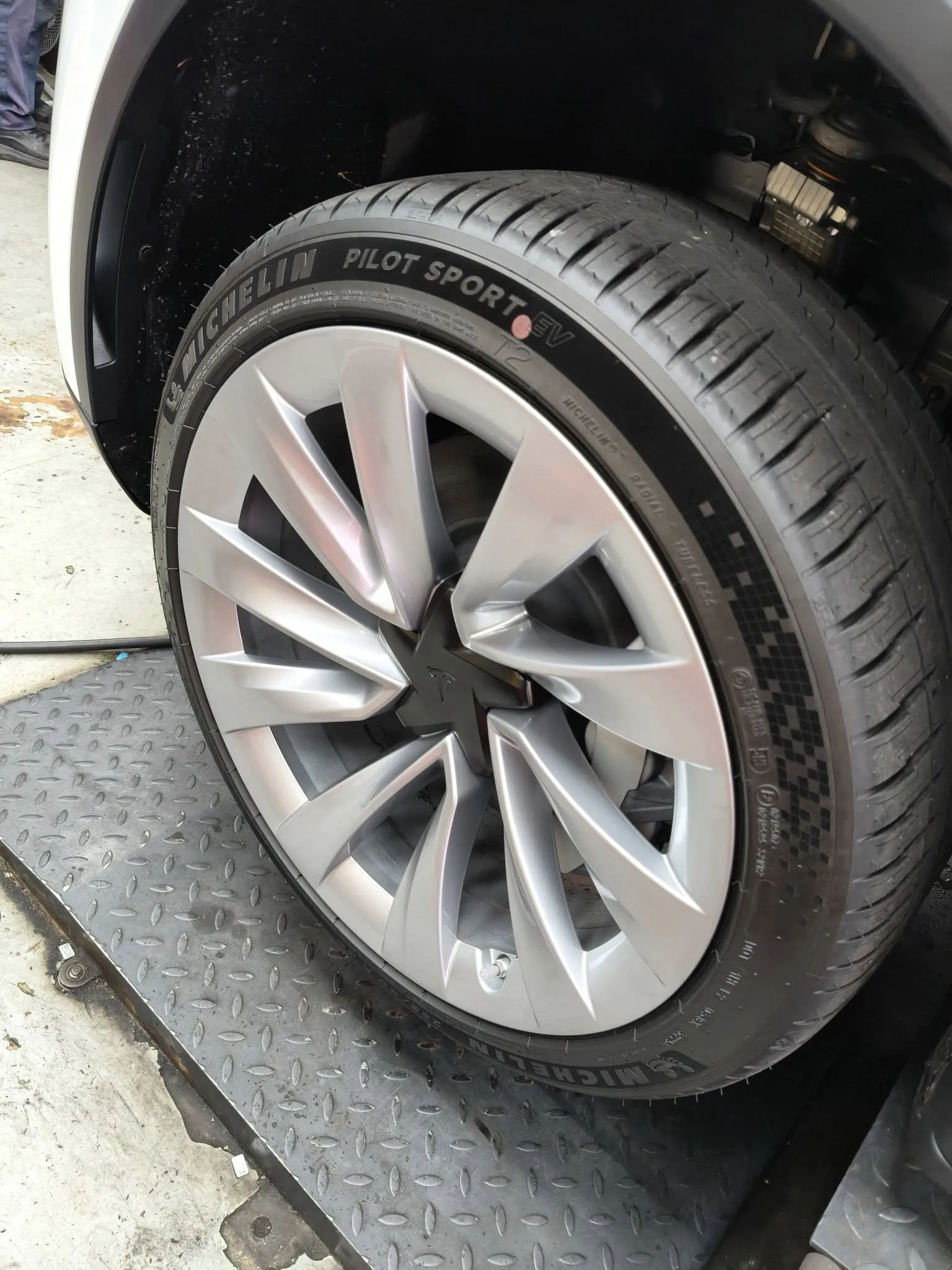 米其林 Michelin Pilot Sport EV安裝實例  ｜台北輪胎汽修廠｜台北汽車保養｜台北汽車道路救援｜中正區汽車保養廠｜大安區汽車保養場｜台北市補胎｜台北輪胎推薦