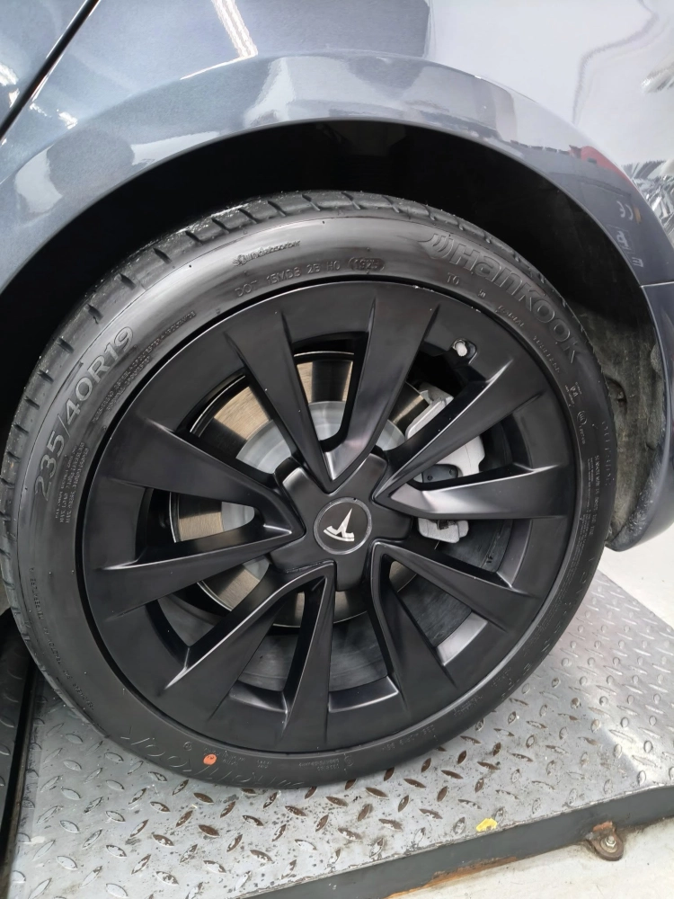 特斯拉標配胎安裝實例