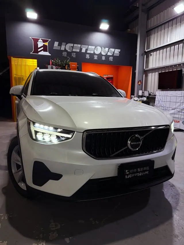 2023 VOLVO XC40