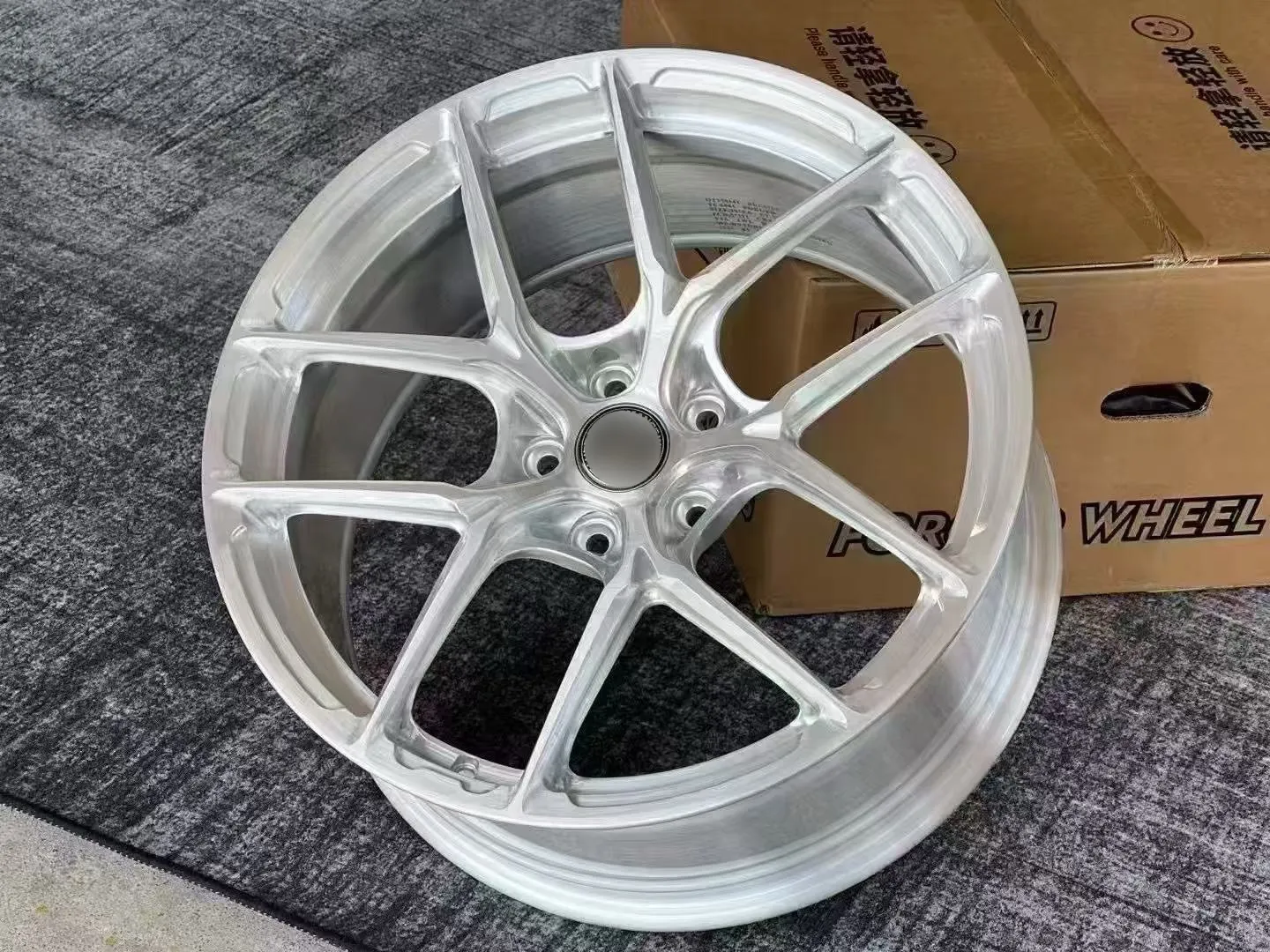  現成品鍛造鋁圈