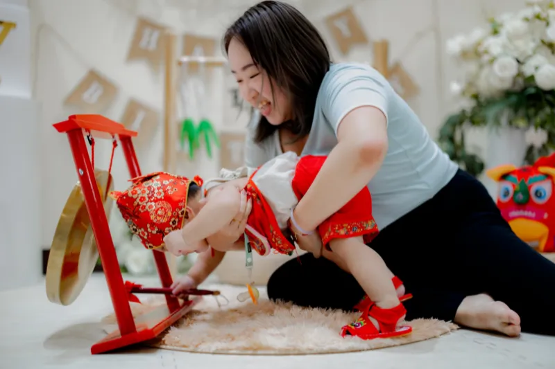 【滿周歲前必看，為什麼抓周需要一位「攝影師」？照片，是孩子長大後看見「我一直被愛著」的證據。 (情緒價值與記憶)】屏東抓周推薦 高屏抓周推薦