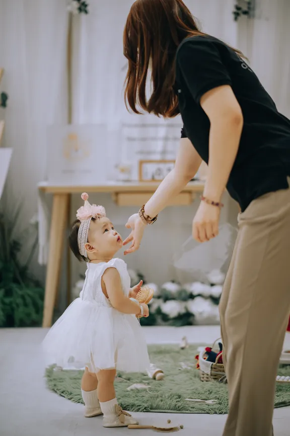 抓周主持人怎麼選？抓周主持人怎麼選才不後悔？一篇看懂抓周主持人的專業差異與選擇指南｜小樂寶抓週趣