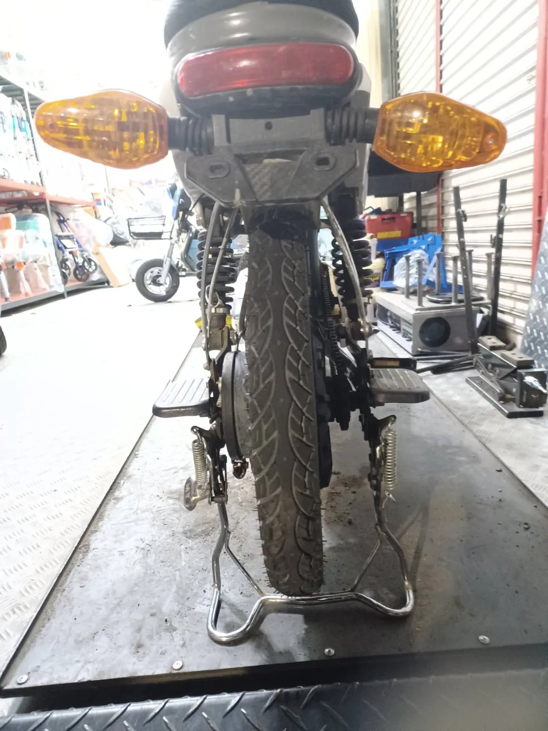 更換新的2條輪椅胎｜屏東電動輪椅維修｜高雄電動輪椅維修