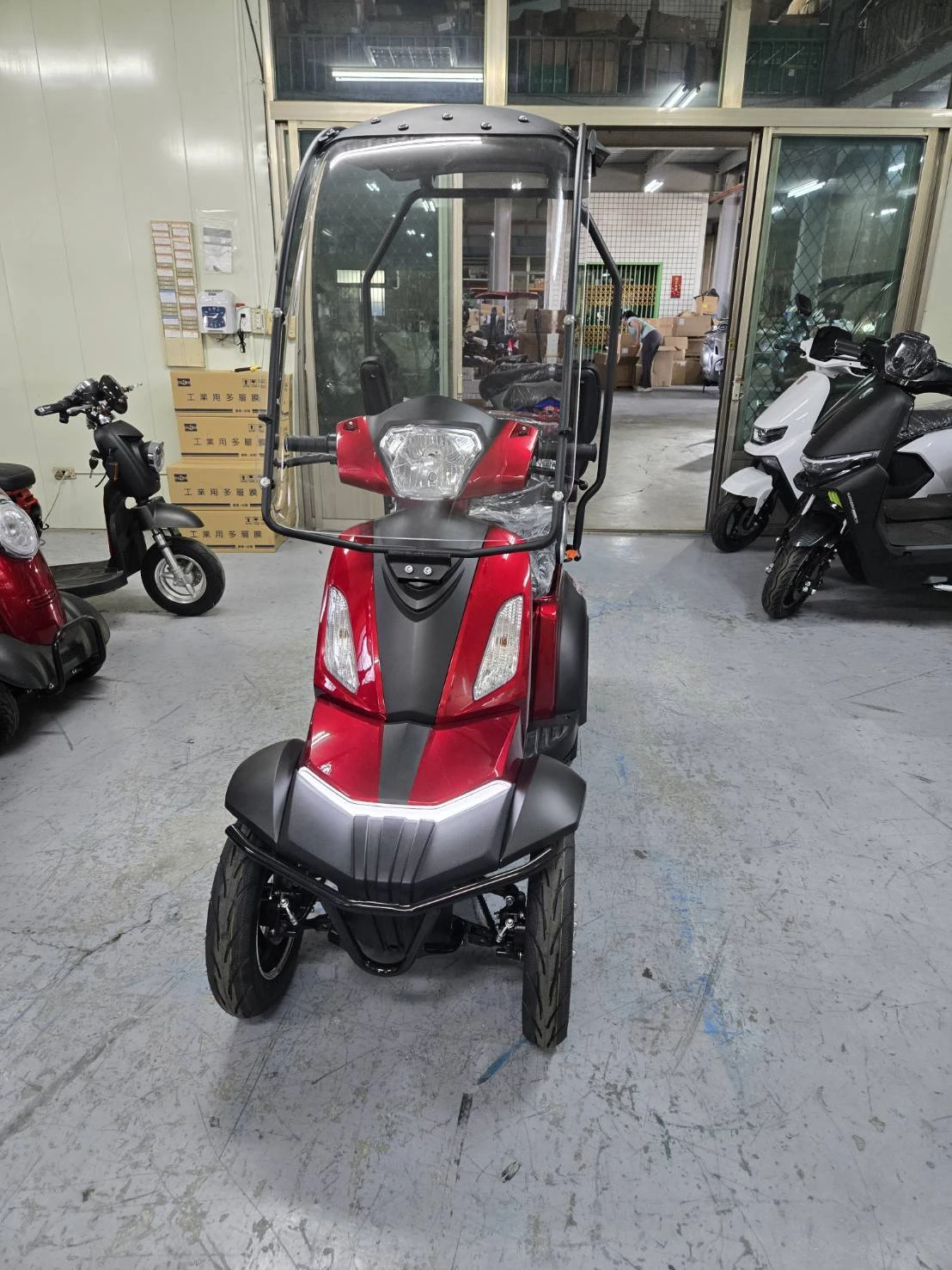 帶棚四輪代步車