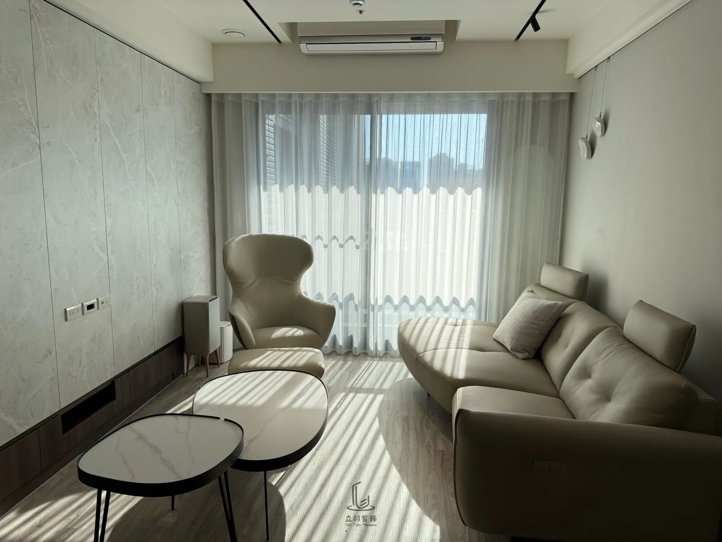 每一道光影都是蛇型紗簾為空間預排好的節奏