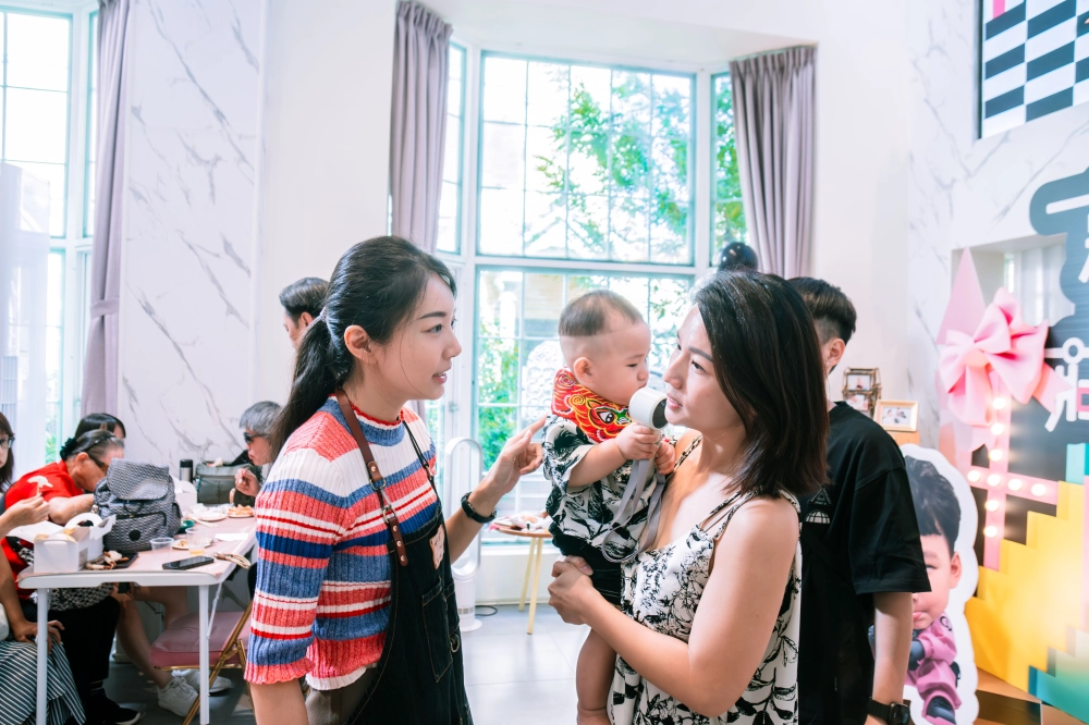 與主持人討論客製化流程