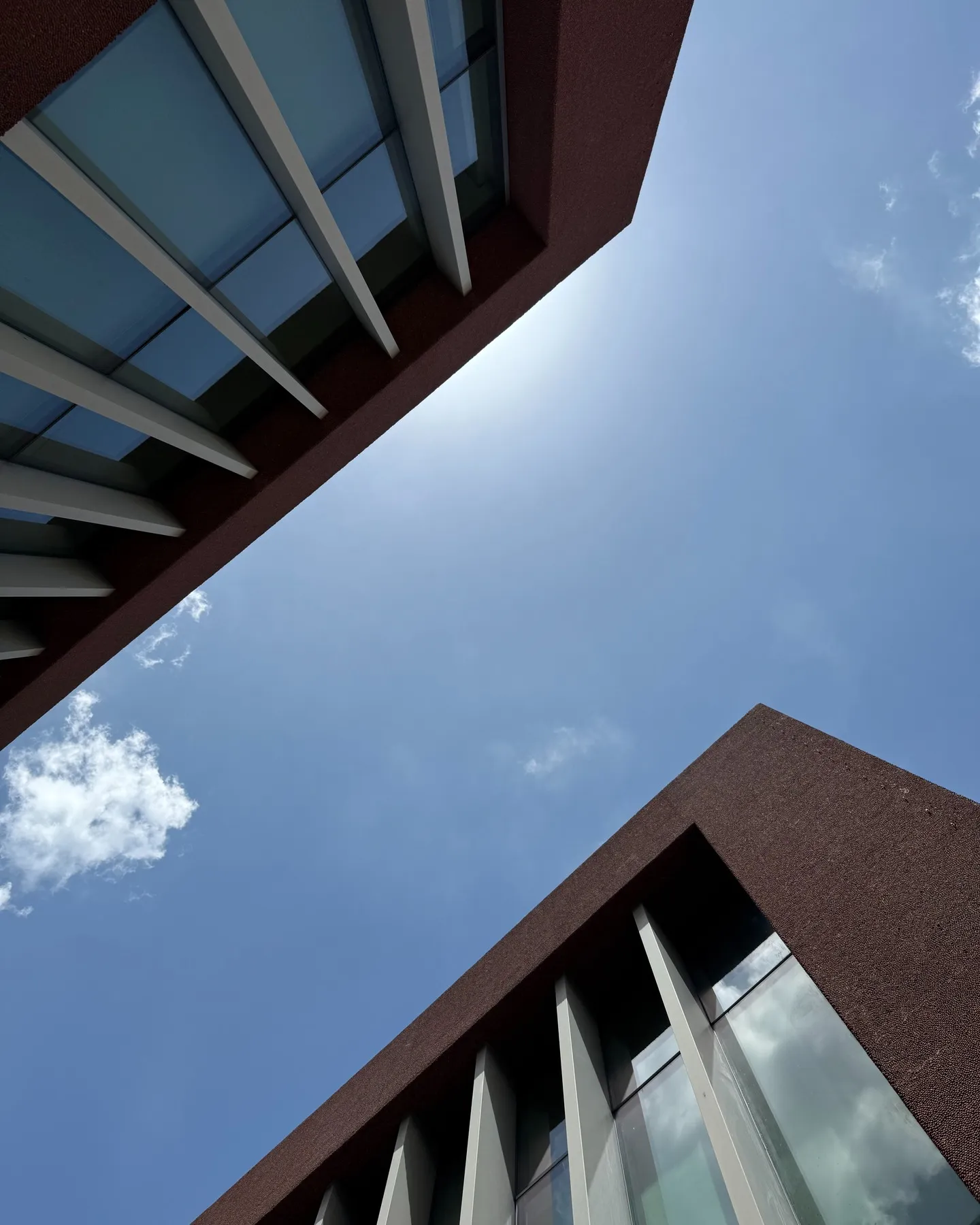 一年付4萬管理費，地板掃不乾淨的廠商竟然還換不了？