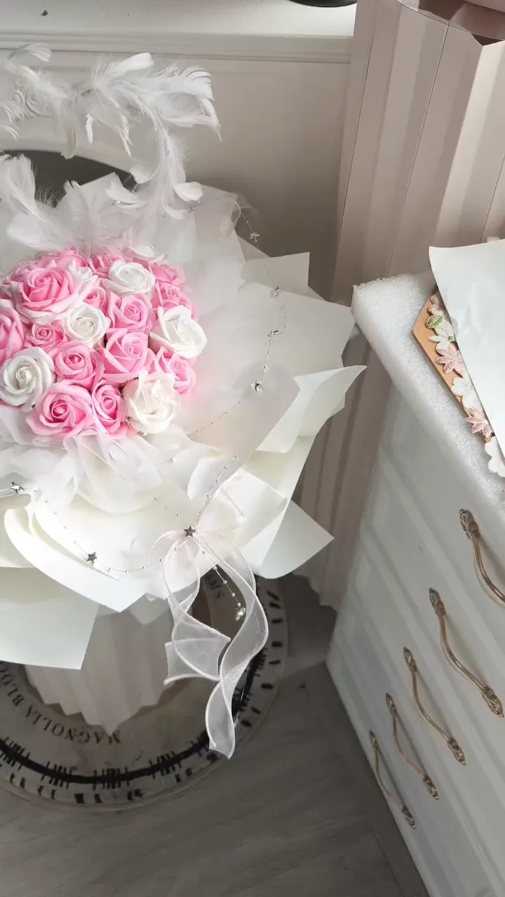 “愛,不是尋找一個完美的人而是學會用完美的眼光欣賞那個不完美的人。｜有錢花訂製｜台北有錢花訂製