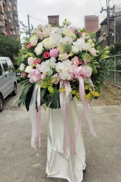 喪禮花藝怎麼選？告別式花籃、花圈、盆花差別一次看懂 喪禮花藝為什麼這麼重要？台北喪禮花藝｜台北高架花籃