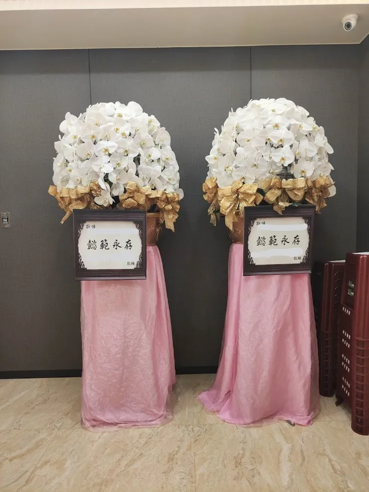 喪禮花藝常用花材有哪些？百合、菊花、蘭花代表什麼意思？ 喪禮花藝為什麼會選擇特定花材？台北喪禮花藝｜台北高架花籃