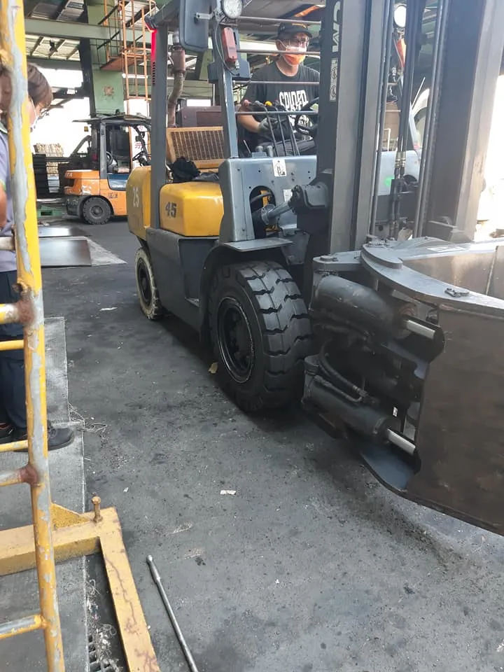 堆高機輪胎更換