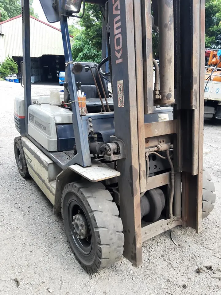 中古堆高機輪胎更換
