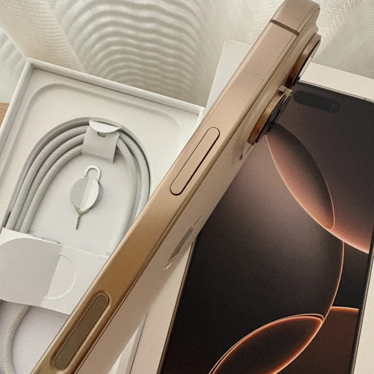 台中【1TB】Apple iPhone 16 Pro 1TB 6.3吋 金色 外觀漂亮！無拆修！