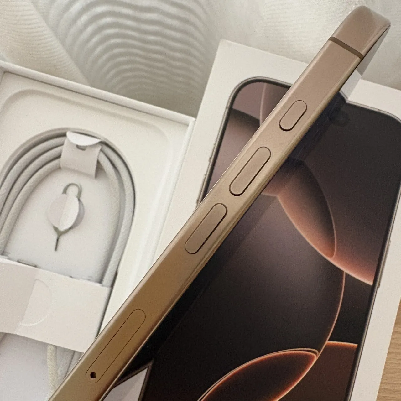 台中【1TB】Apple iPhone 16 Pro 1TB 6.3吋 金色 外觀漂亮！無拆修！