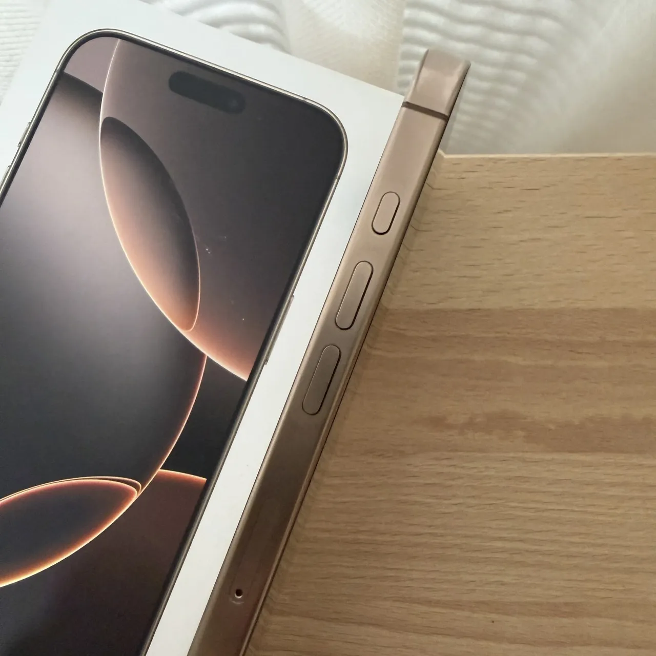 台中 Apple iPhone 16 Pro Max 256G 6.9吋 金色 電池90%!無維修過!外觀不錯！