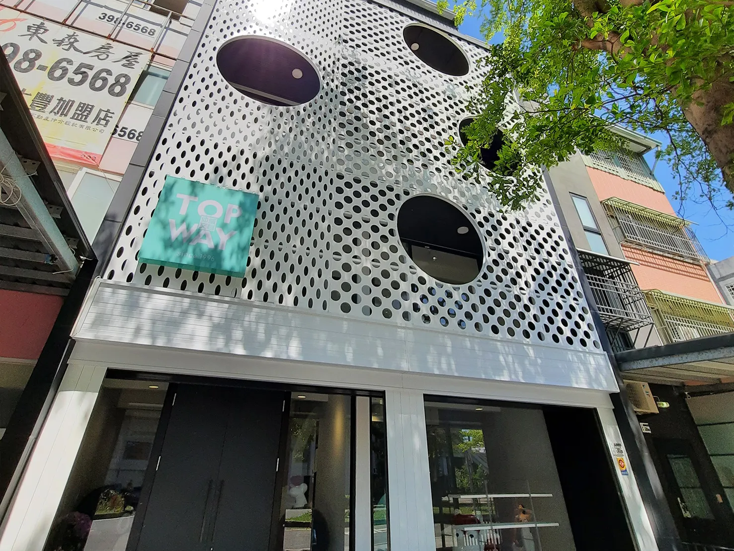 仲威文創高雄總公司暨展示中心擴大規模，設點於左營高鐵站旁。