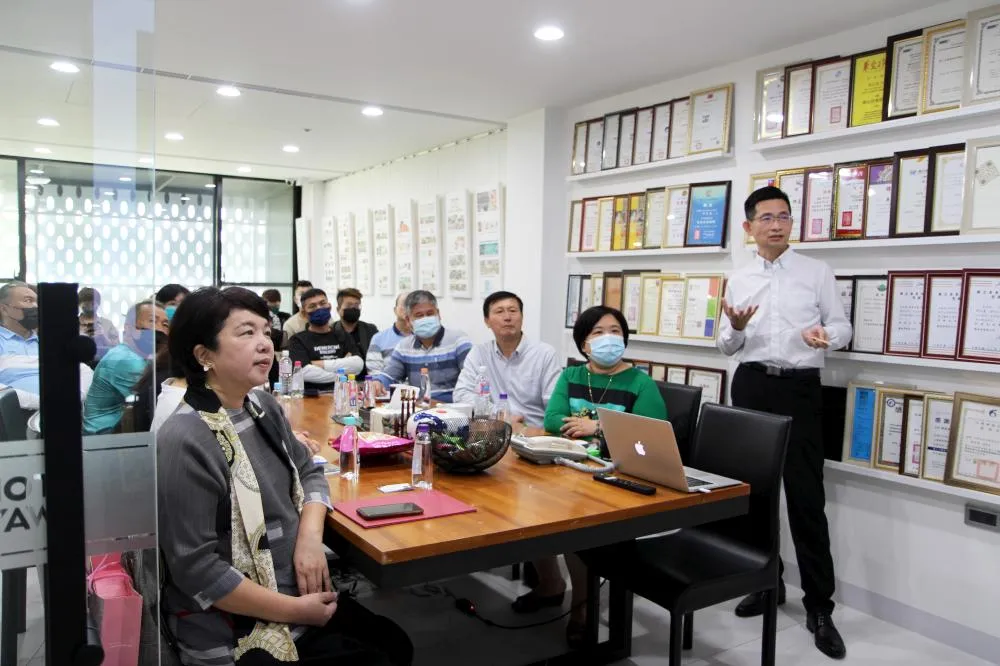 高雄市台灣婚慶文化協會李玟嫻理事長暨理監事全體會員，蒞臨仲威文化創意有限公司參訪指導交流。