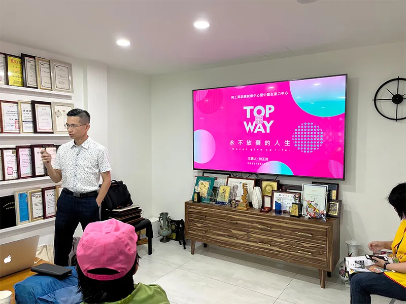 勞工局訓練就業中心暨中國生產力中心蒞臨仲威文創高雄總公司參訪交流，邀請何正良總經理演講分享。