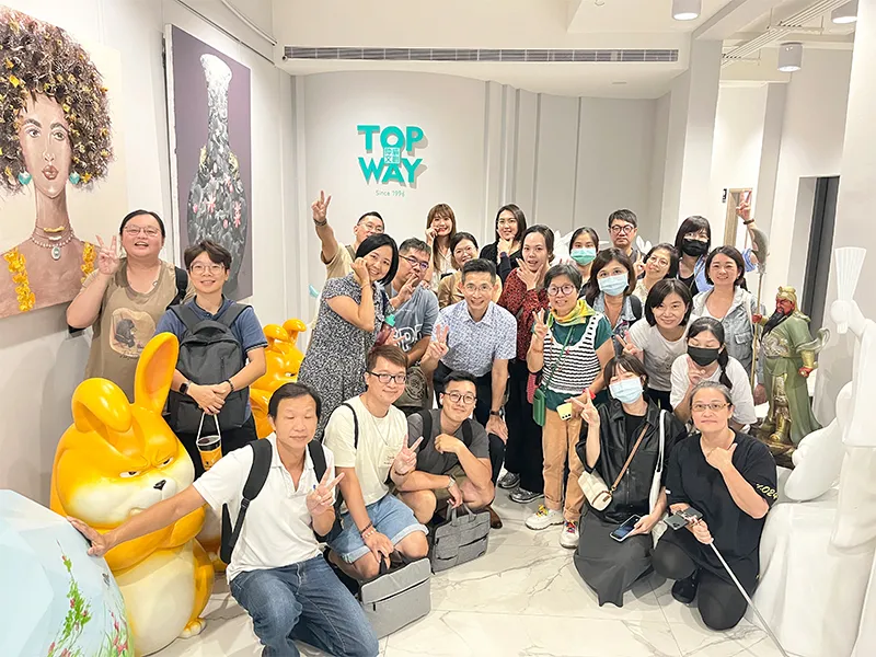 勞工大學創新創業進階班帶領創業品牌老闆&主管，蒞臨仲威文創高雄總公司參訪交流。