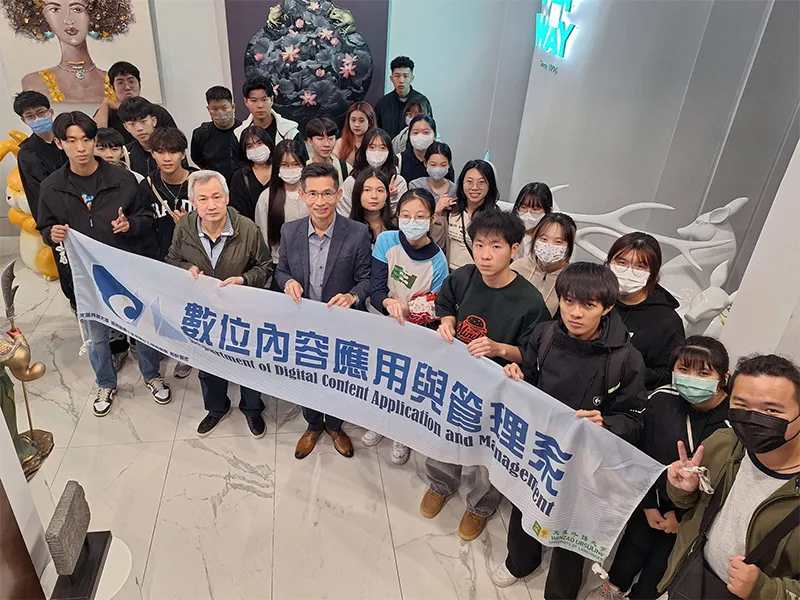 文藻外語大學數位內容應用與管理系教授率領35位同學，蒞臨仲威文創高雄總公司參訪
