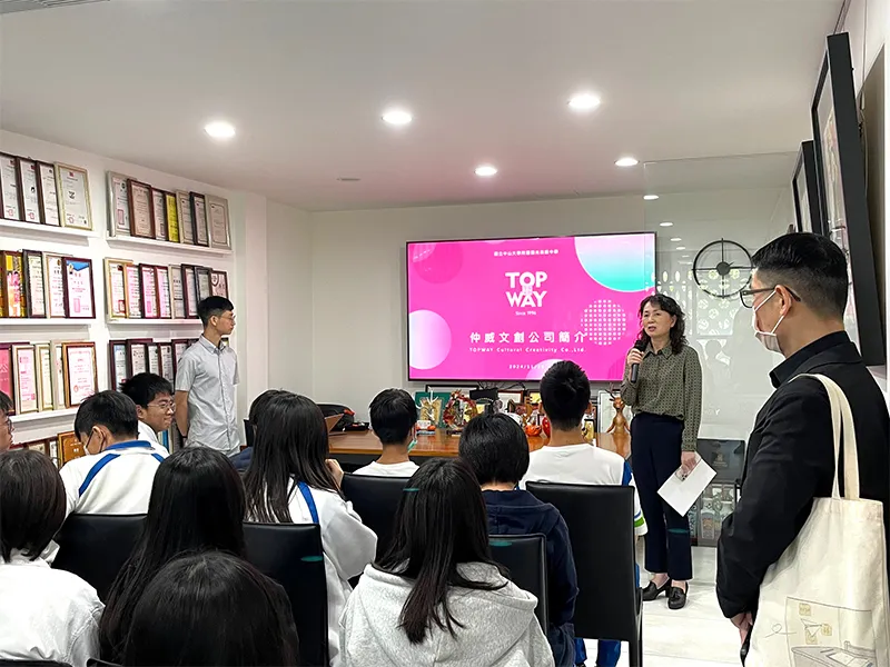 國立中山大學附屬國光高級中學老師率領36位高一同學，蒞臨仲威文創高雄總公司參訪