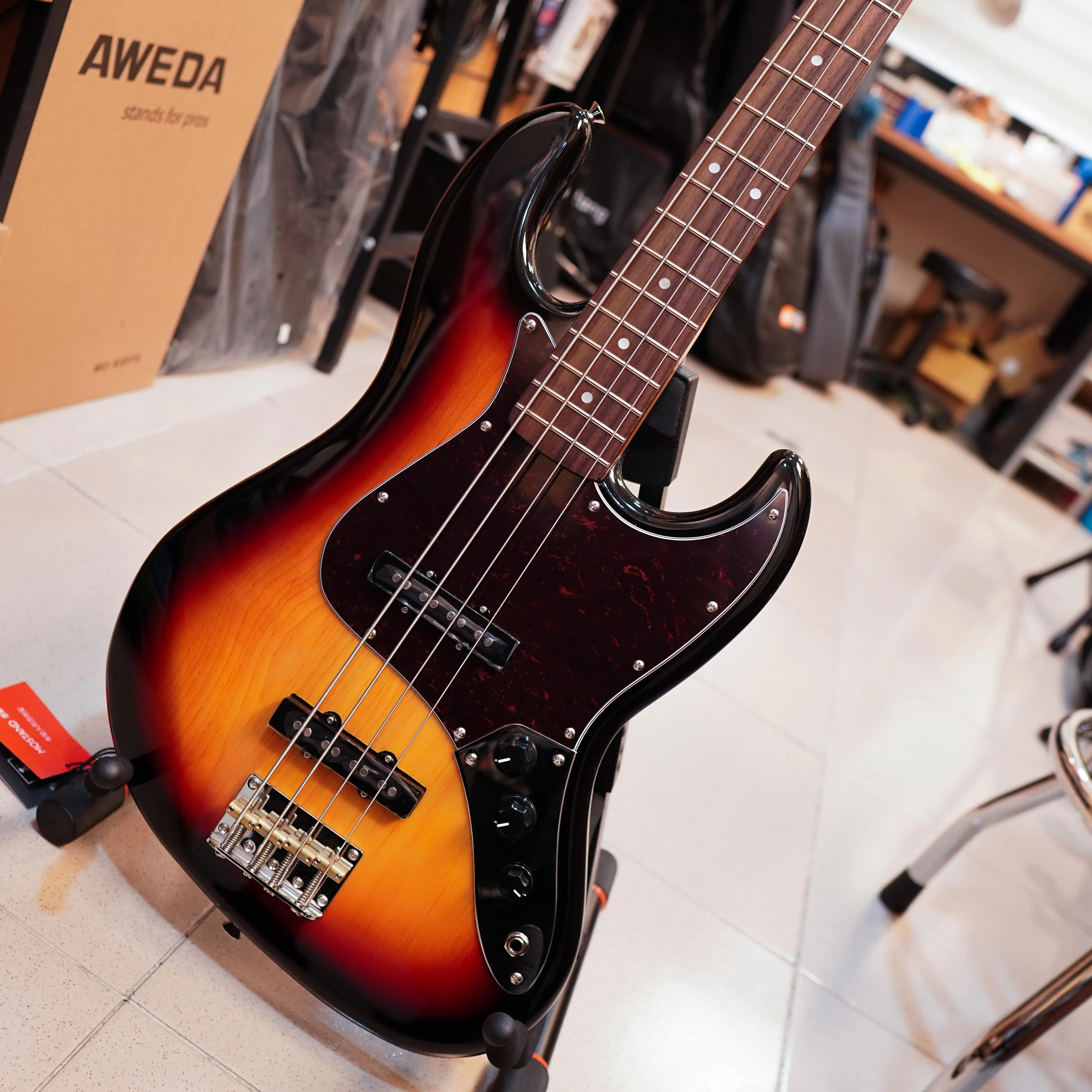 Tagima TW-73 Bass Guitar Sunburst