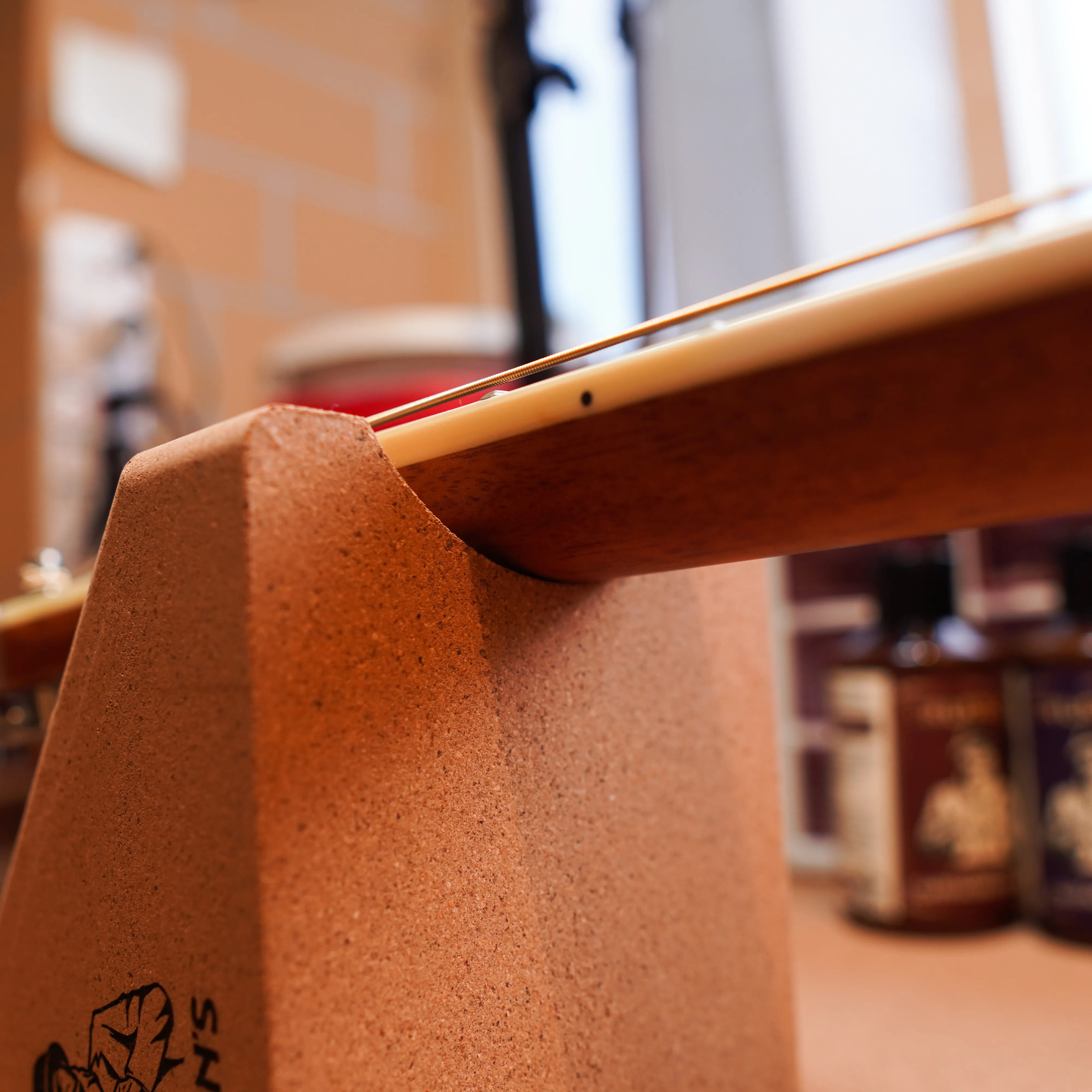 Dr.Liston’s 職人級樂器護理 配件系列 100%軟木吉他頸托DR-SNR-01