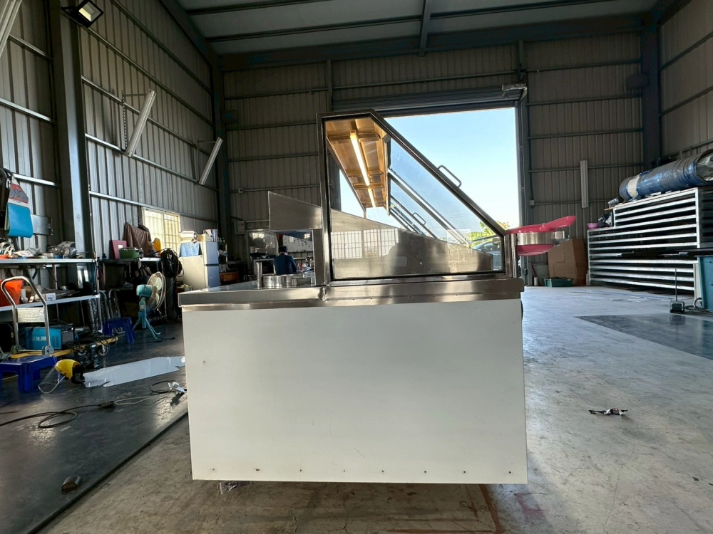 304不鏽鋼鹹酥雞斜面玻璃冷藏展示台