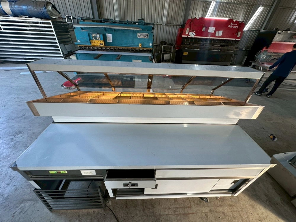 304不鏽鋼鹹酥雞斜面玻璃冷藏展示台