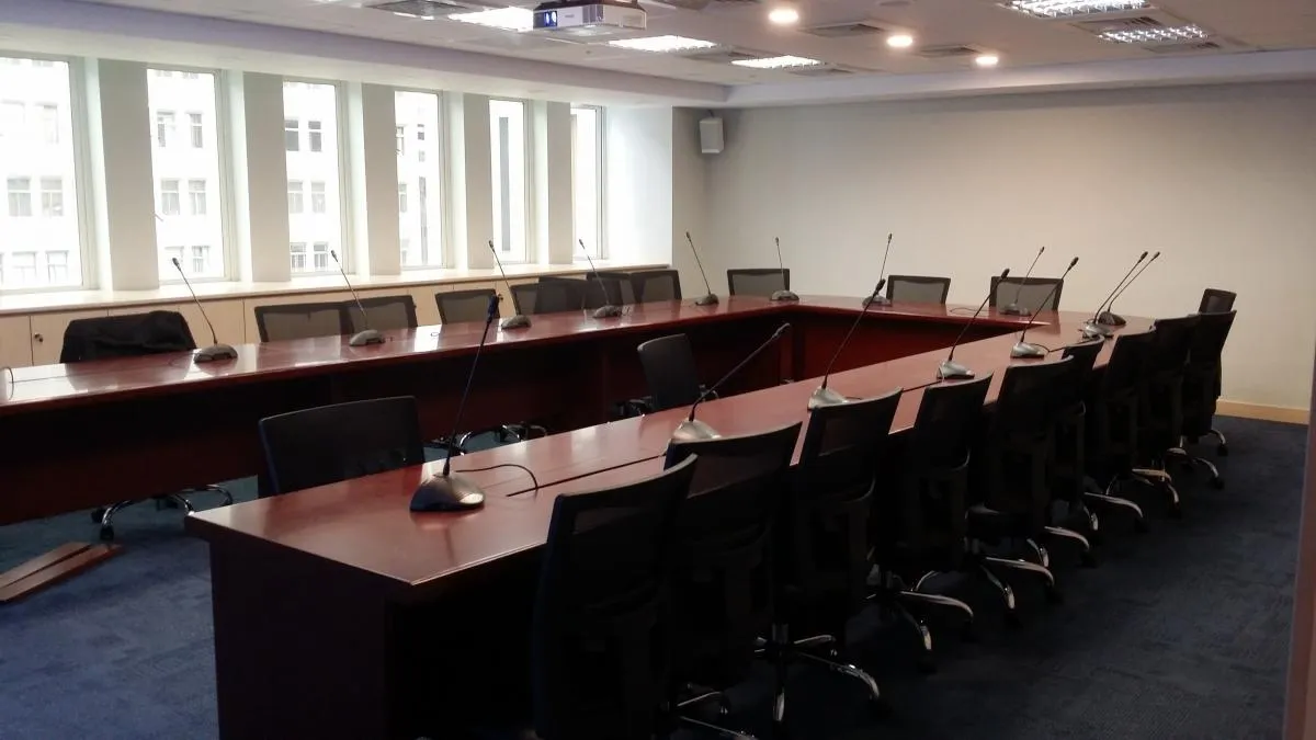 完成兆豐金大型會議室投影機安裝及電動布幕安裝建置