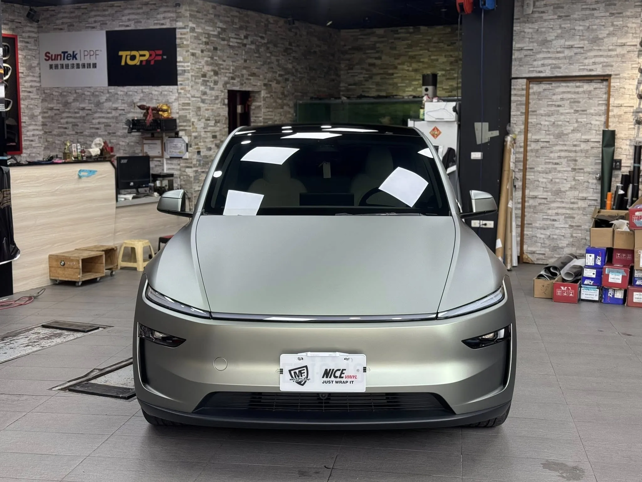 Tesla model y 全車改色 幽靈卡其灰