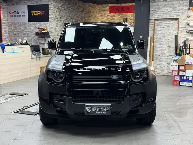 Land Rover Defender 上半部亮黑犀牛皮，下半部3m霧面犀牛皮