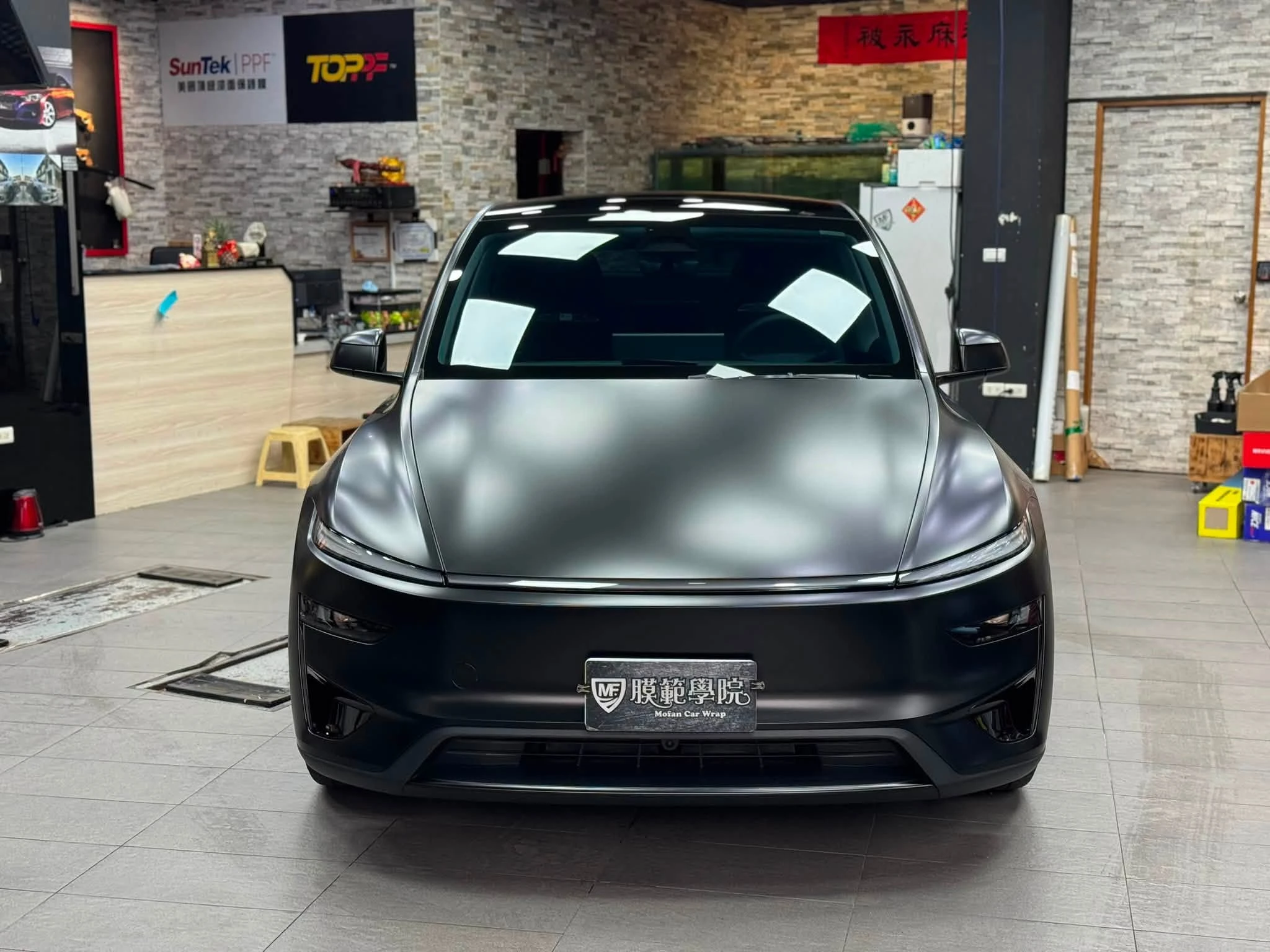 Tesla Model Y Performance × 米其林消光犀牛皮。