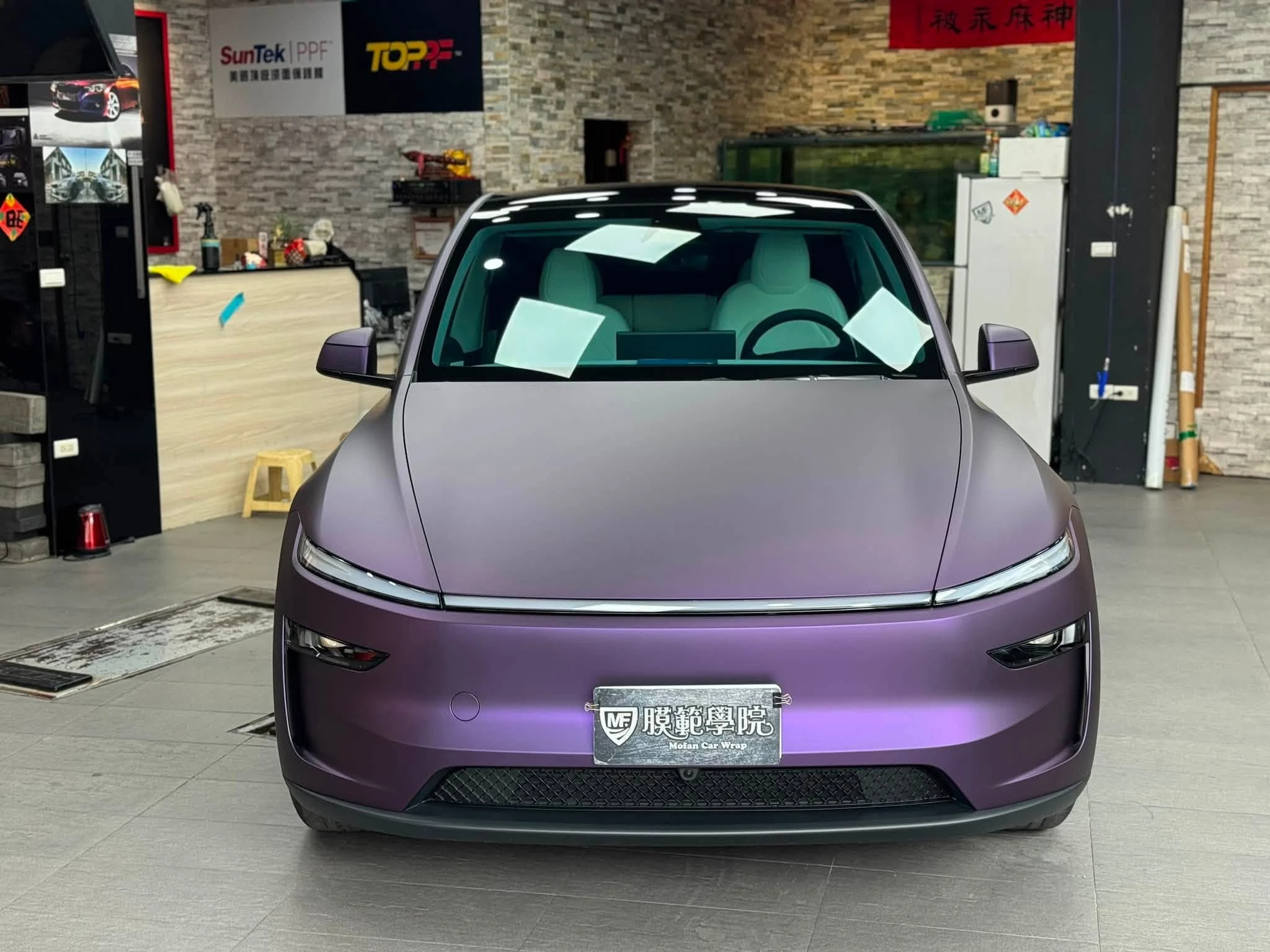 Tesla Model Y｜午夜紫・改色犀牛皮
