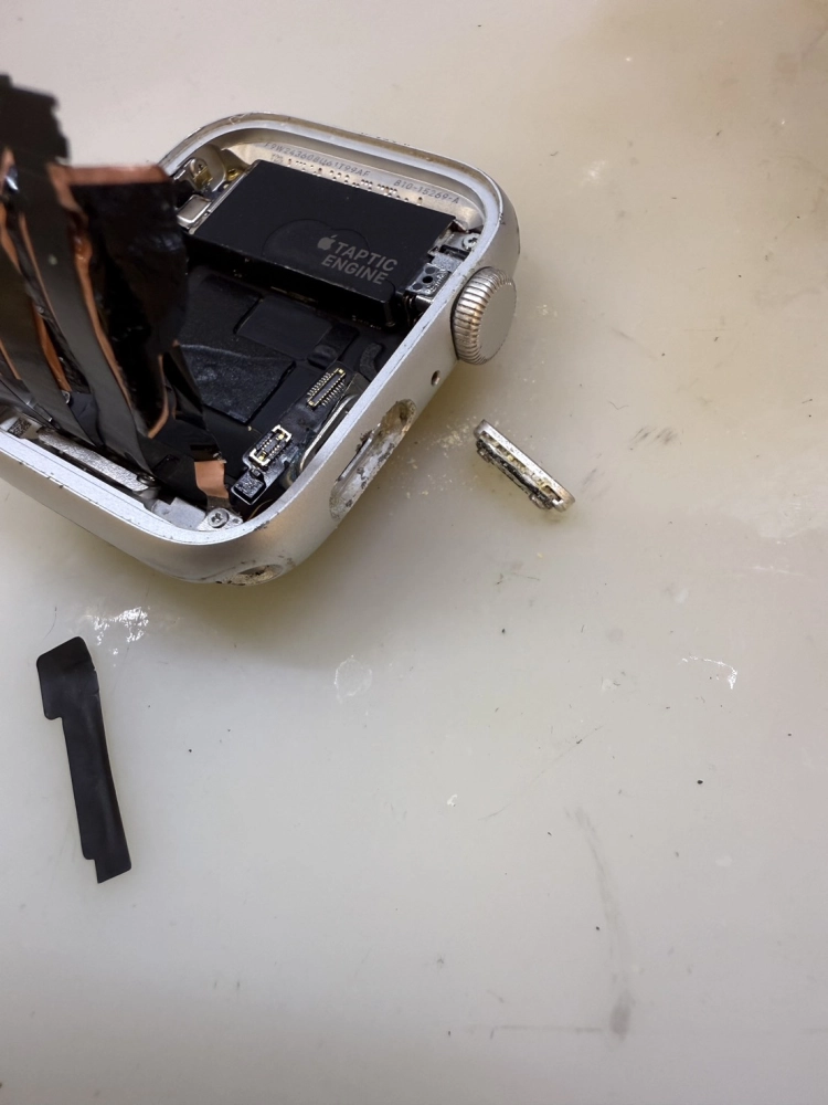 Apple watch 按鈕卡死,整個拆開清潔,瞬間復活