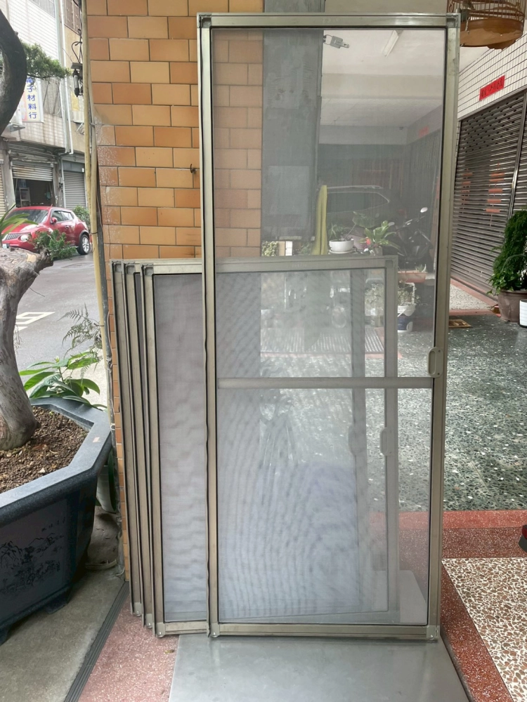 台中豐原-<br>
紗窗與紗門更換+牛筋紗網與防小黑蚊網