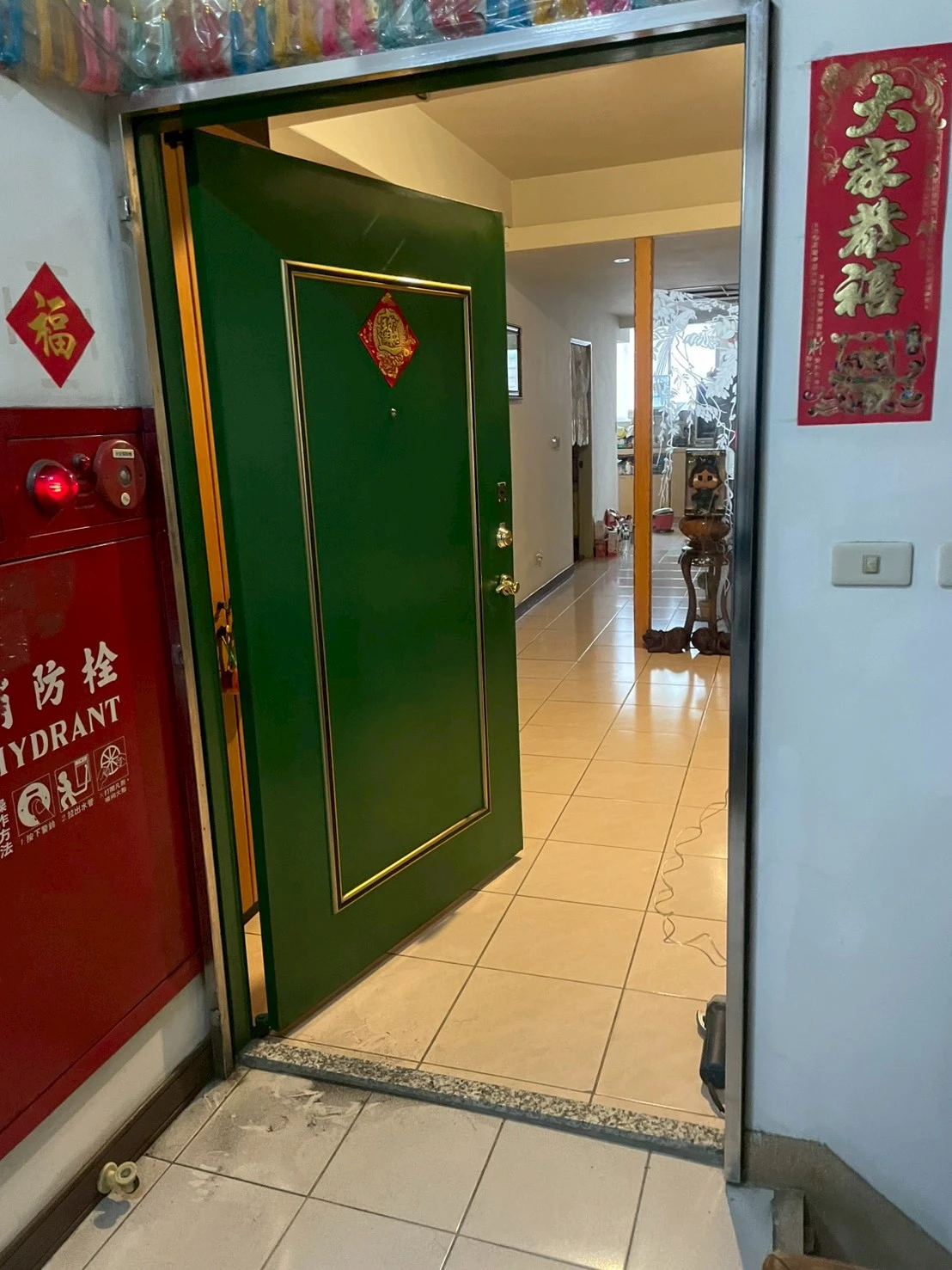 台中北屯-<br>玄關門加裝金屬摺疊門