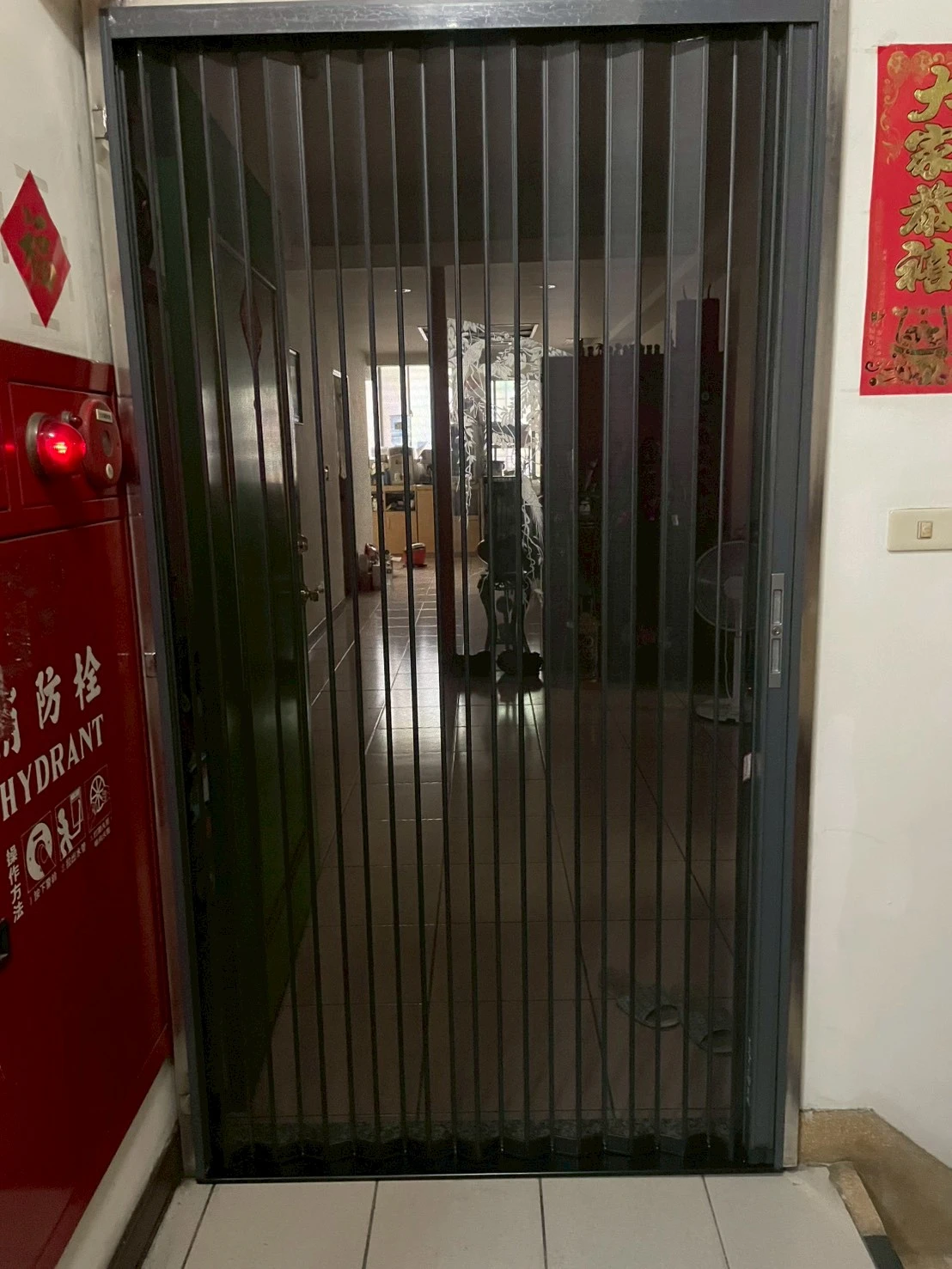 台中北屯-<br>玄關門加裝金屬摺疊門