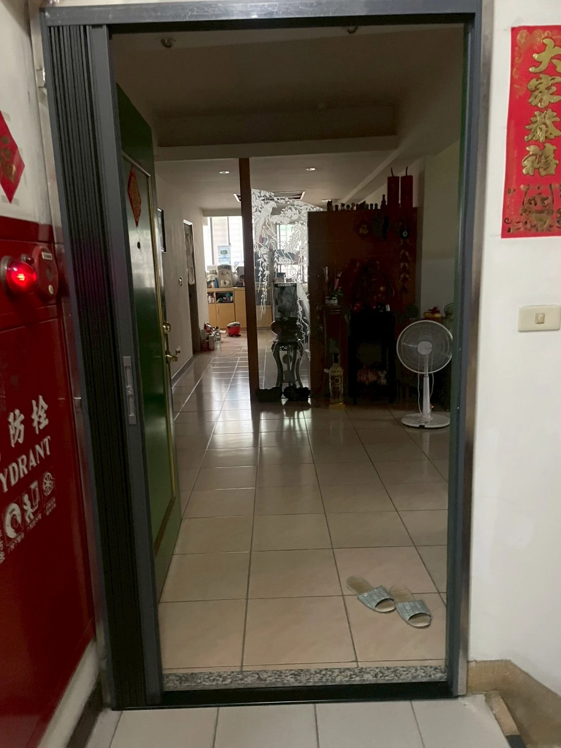 台中北屯-<br>玄關門加裝金屬摺疊門