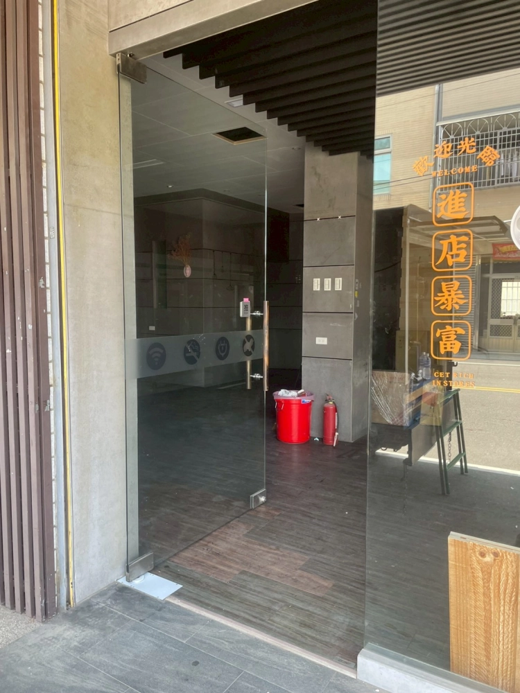 台中豐原-更換玻璃門地鉸鏈