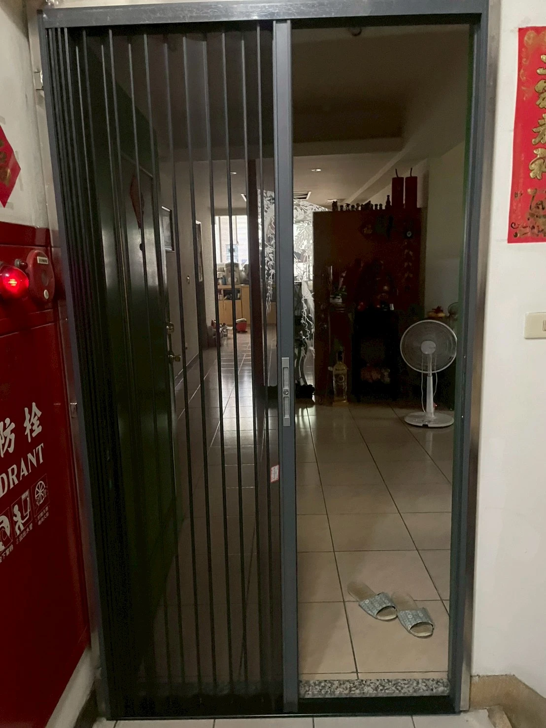 台中北屯-<br>玄關門加裝金屬摺疊門