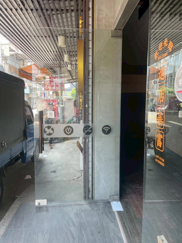 台中豐原-更換玻璃門地鉸鏈