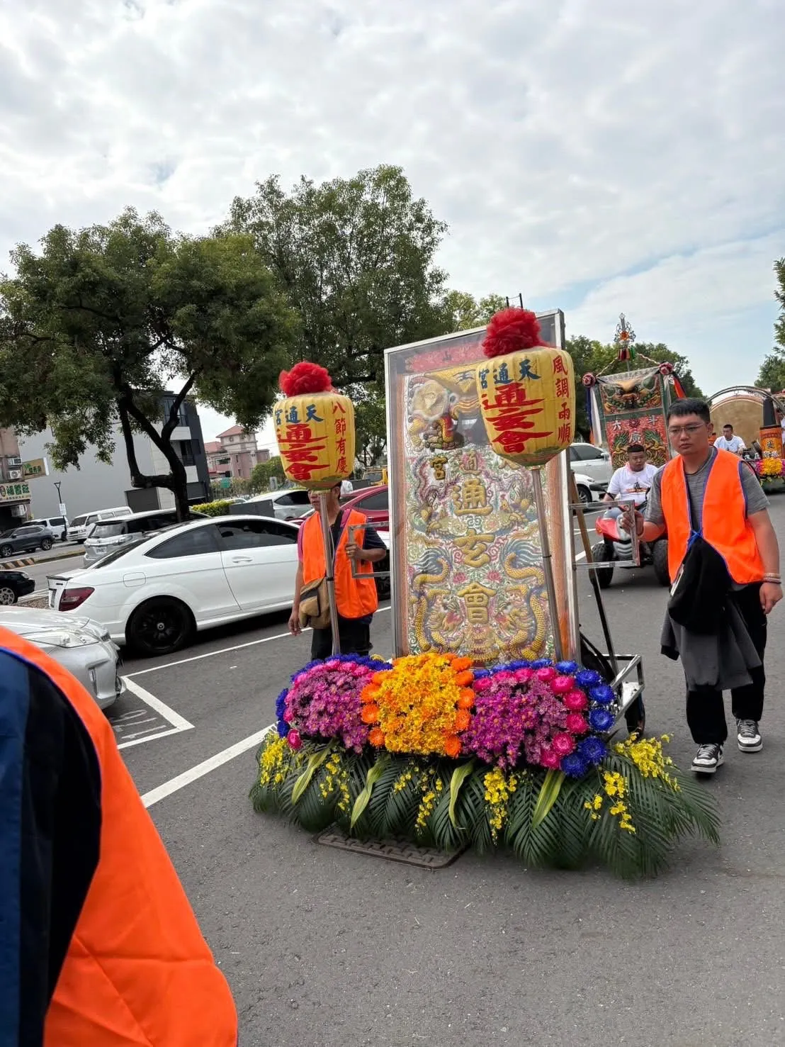 廟會鮮花車