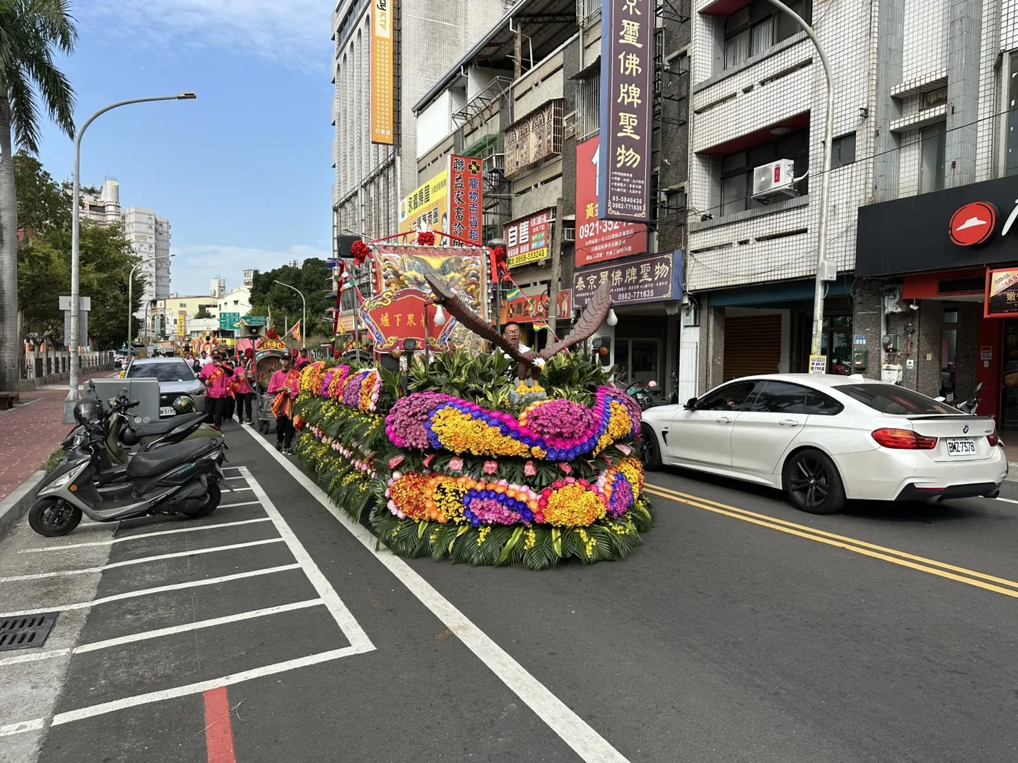 廟會鮮花車