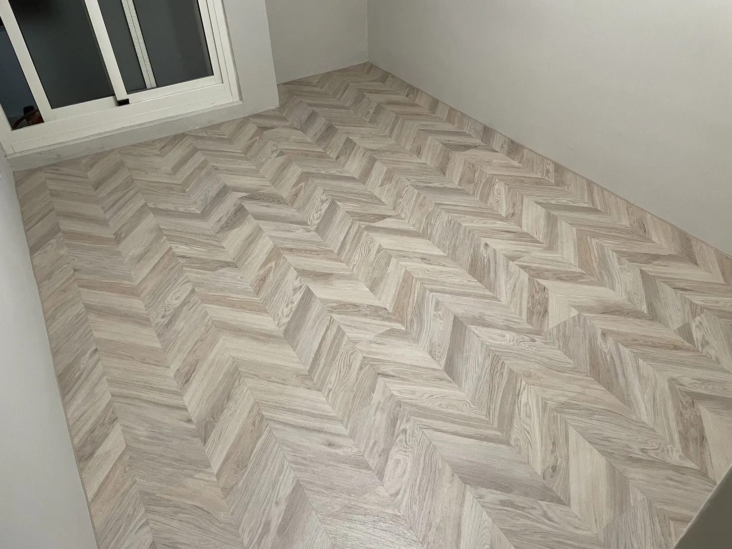 魚骨拼塑膠地磚｜台中木地板安裝｜台中木地板維修