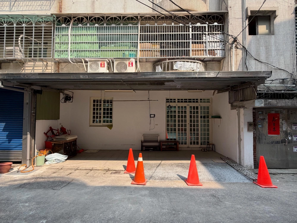 八德門面小改造 更換白鐵三明治浪板 拱門打除 泥作抿石｜泥作工程 打石工程