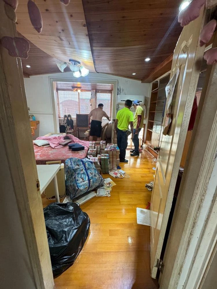 屋頂鋼筋裸露｜天花板裝潢嚴重坍塌｜緊急拆除